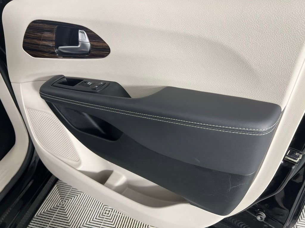 Certified 2024 Chrysler Pacifica Limited image 33