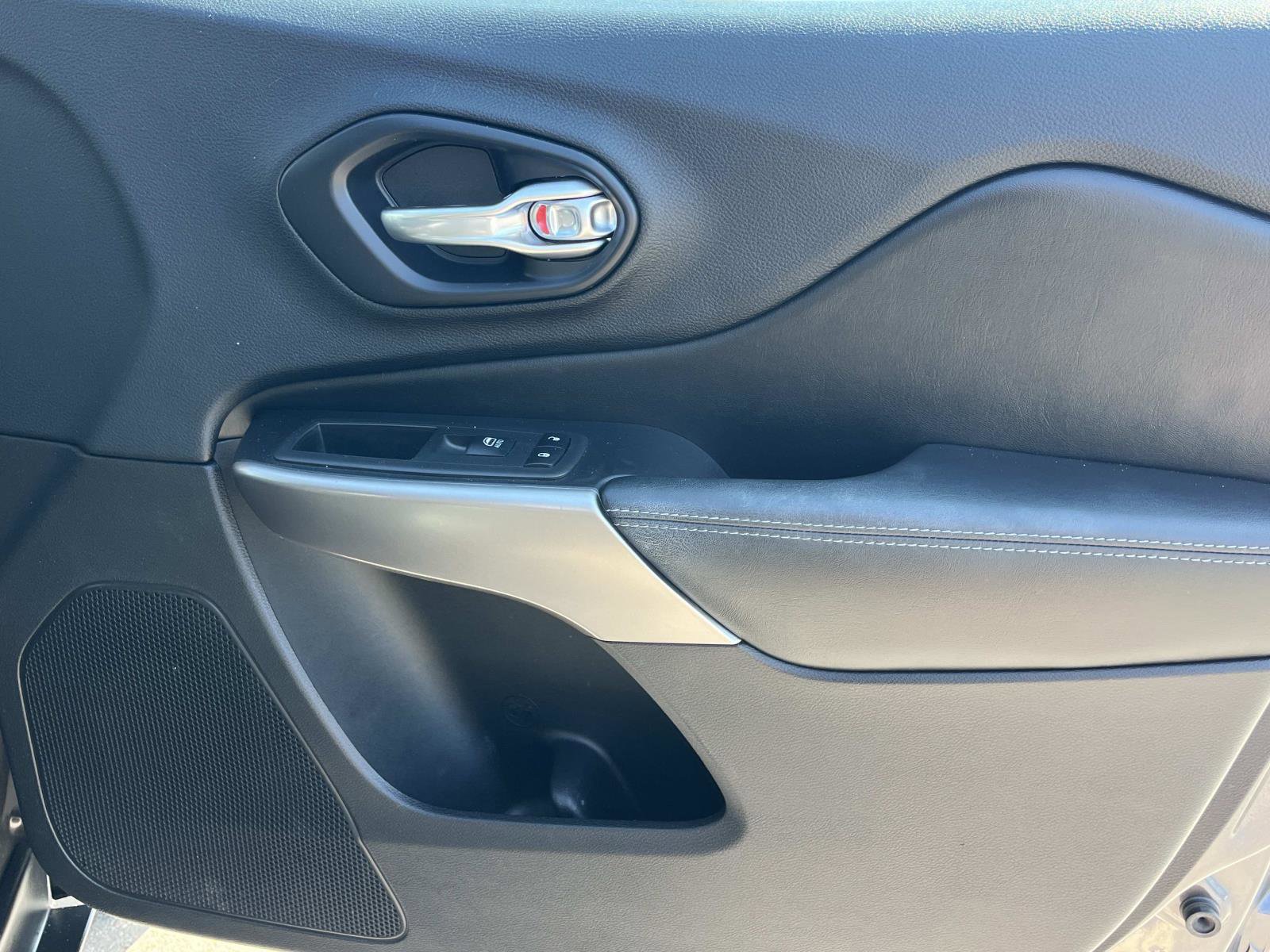 Used 2019 Jeep Cherokee Latitude Plus w/ Comfort/Convenience Group image 24