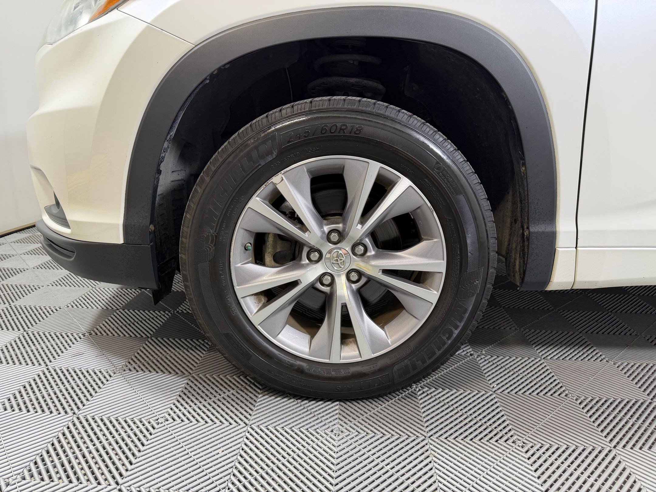 Used 2015 Toyota Highlander Plus FWD image 9