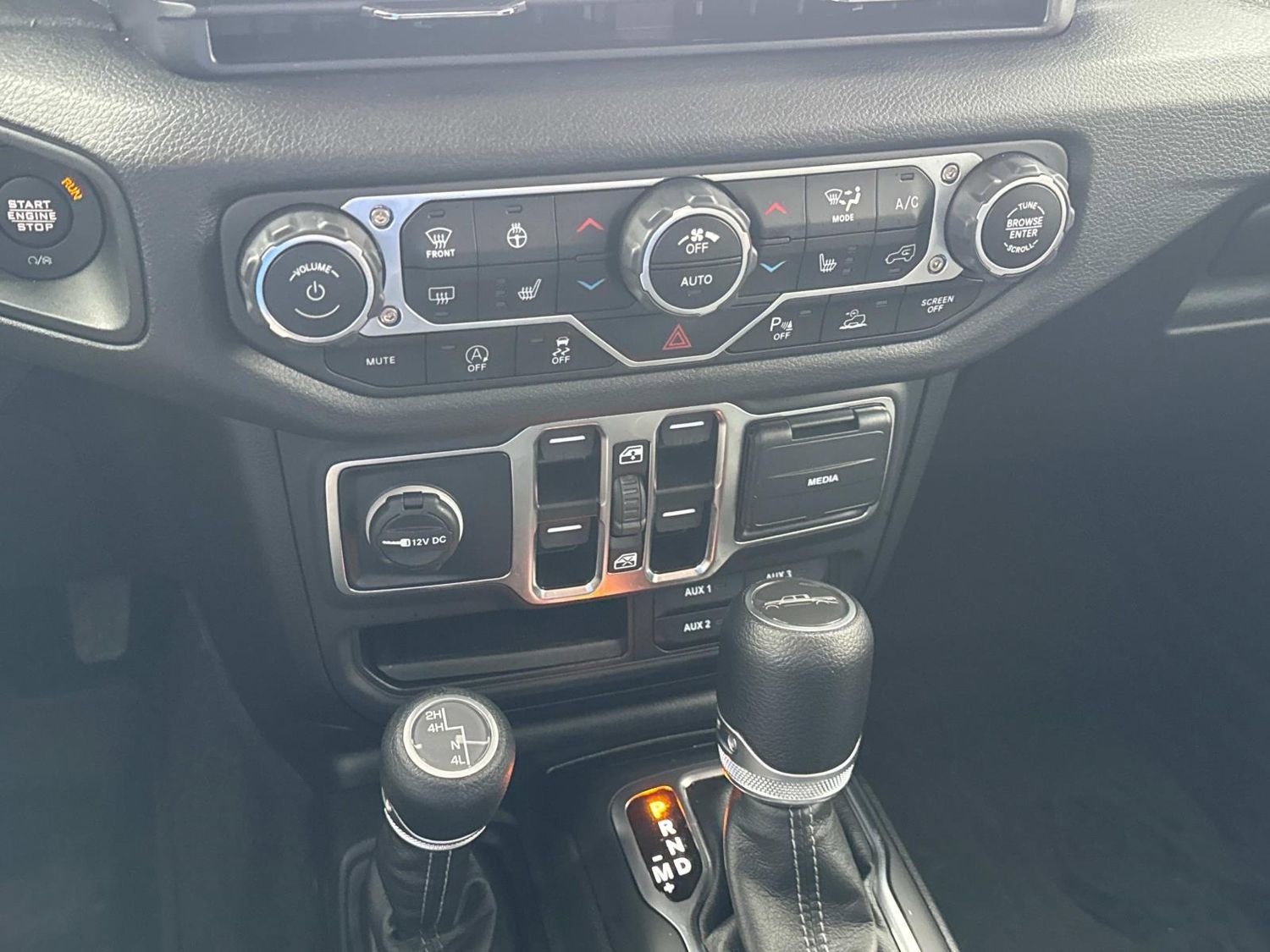 Used 2025 Jeep Gladiator Sport image 27