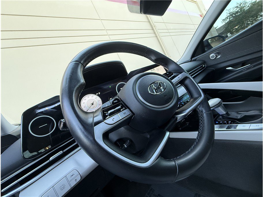 Used 2022 Hyundai Elantra Limited w/ Preferred Accessory Package image 18