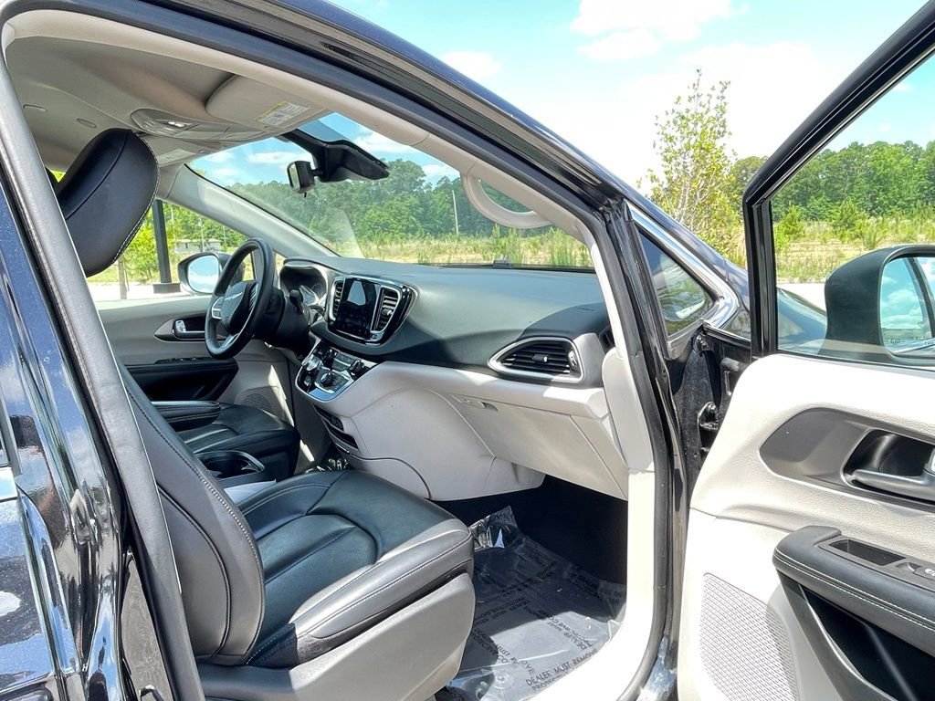 Certified 2023 Chrysler Pacifica Touring-L FWD image 40