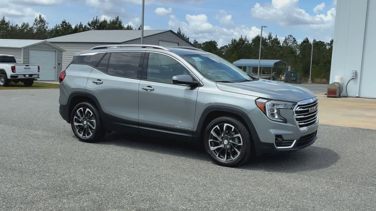 Used 2023 GMC Terrain SLT image 2