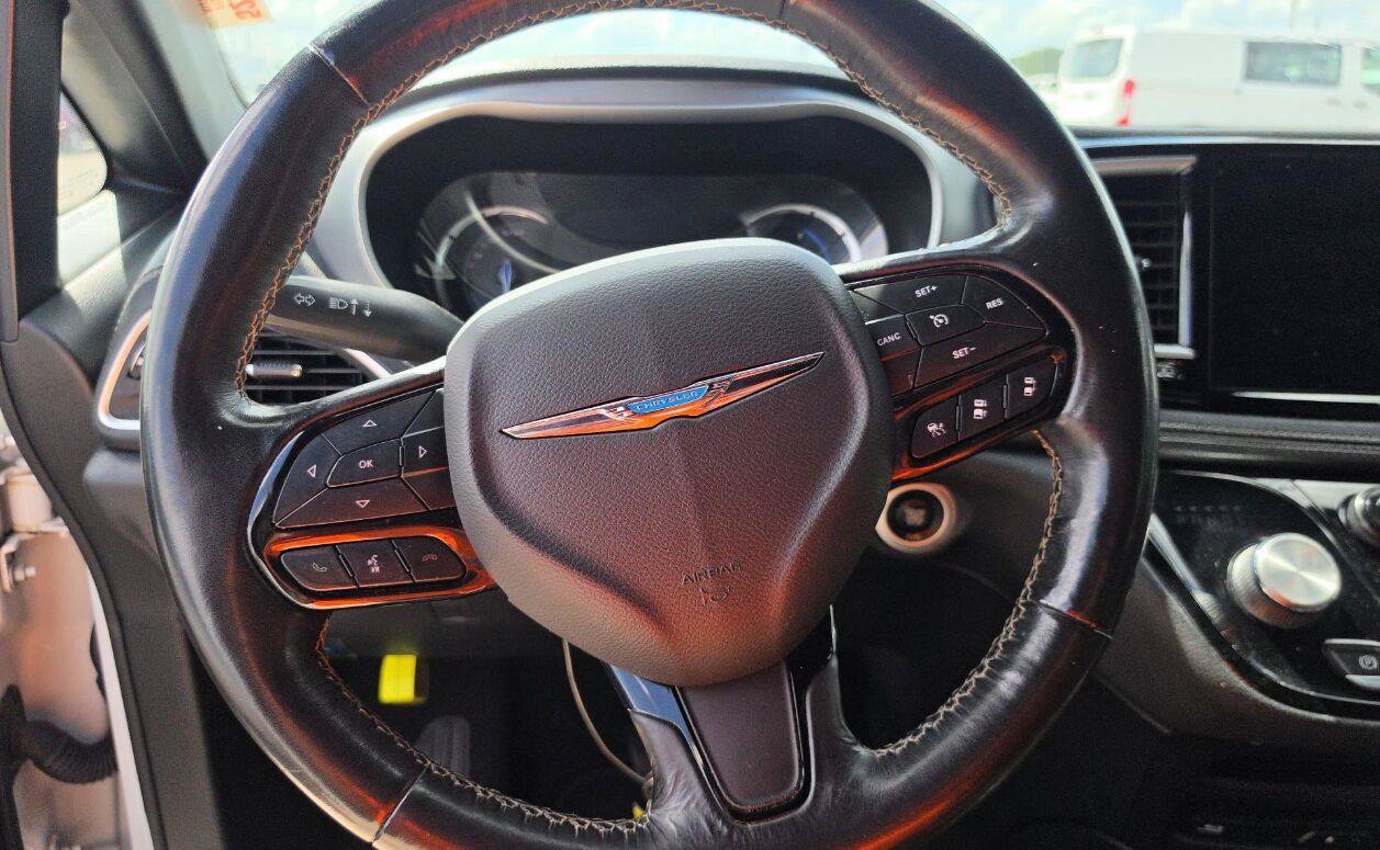 Used 2021 Chrysler Pacifica Touring-L w/ Uconnect Theater Family Group FWD image 7