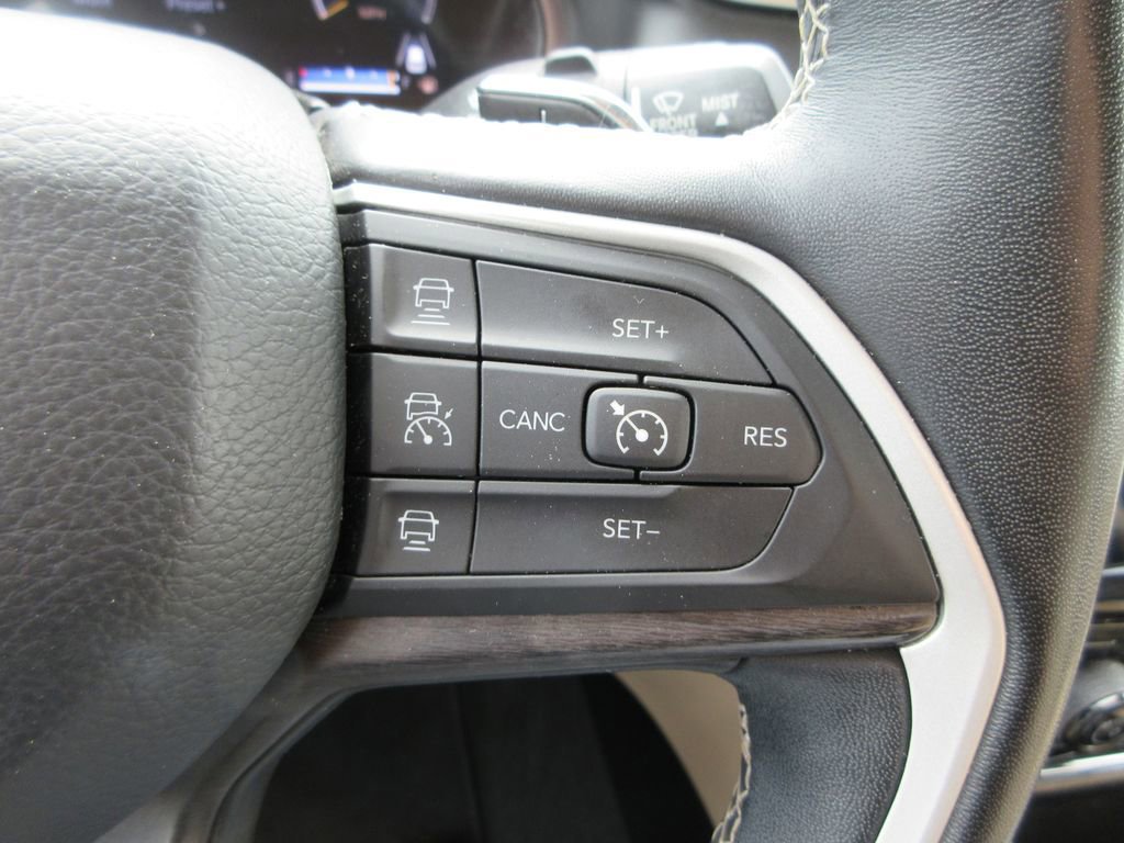 Used 2022 Jeep Grand Cherokee L Limited w/ Black Appearance Package AWD/4WD image 29