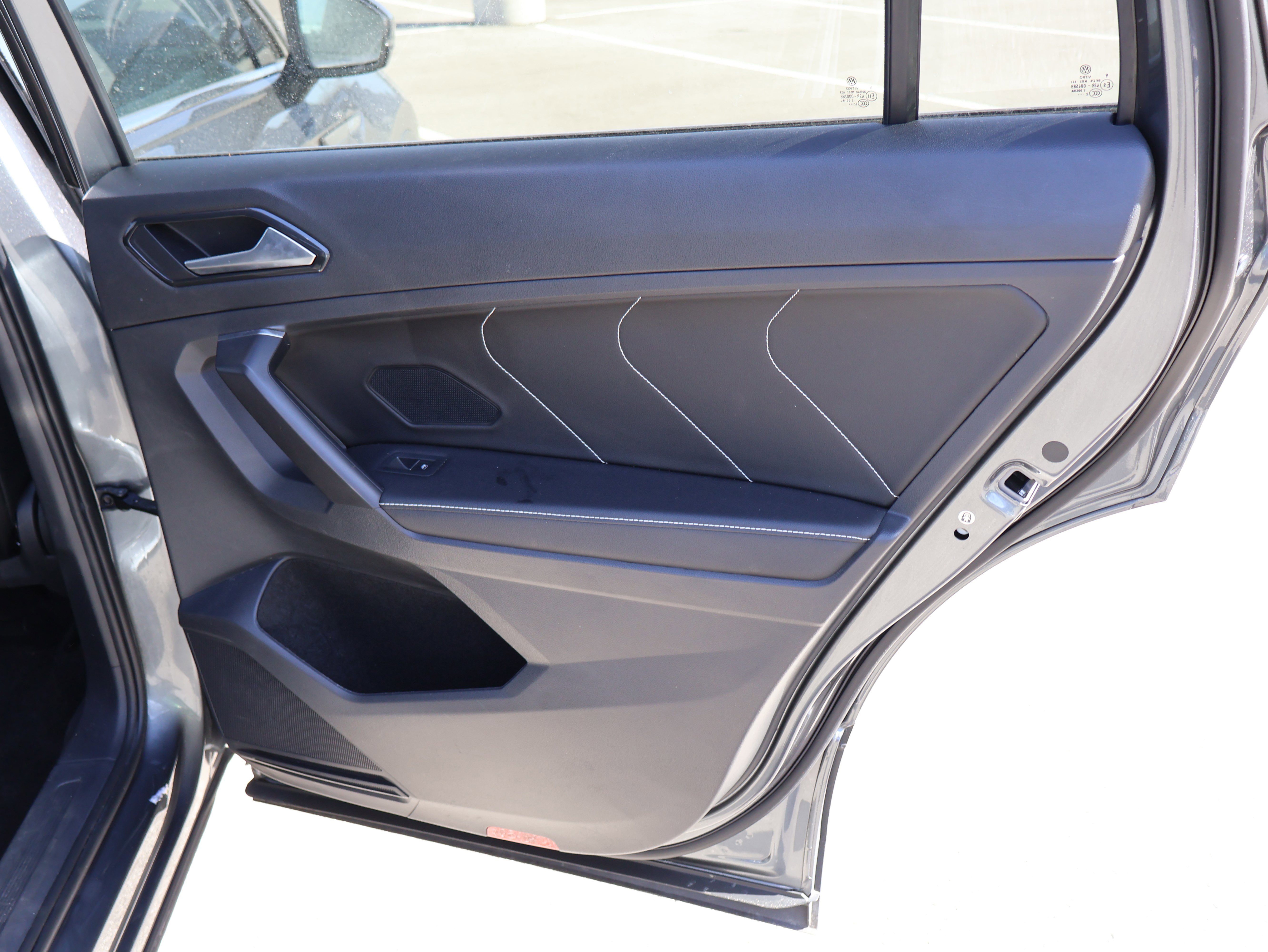 Used 2023 Volkswagen Tiguan SE w/ Panoramic Sunroof Package image 12