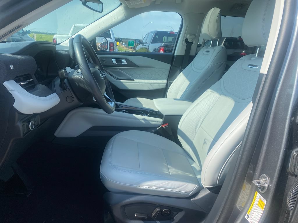 Used 2025 Ford Explorer Platinum w/ Ultimate Package AWD/4WD image 19