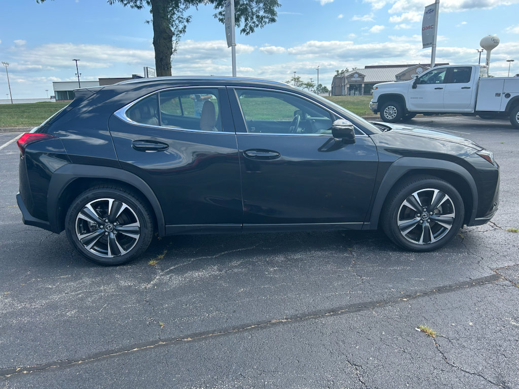 Used 2021 Lexus UX 200 w/ Accessory Package (Z1) FWD image 4