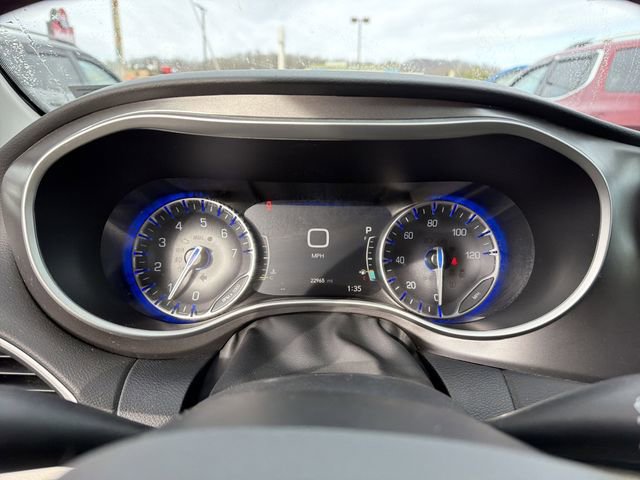 Used 2024 Chrysler Pacifica Touring-L image 17