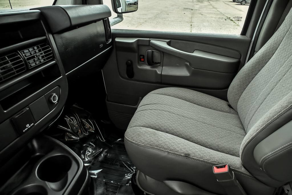 Used 2015 Chevrolet Express 4500 RWD image 20