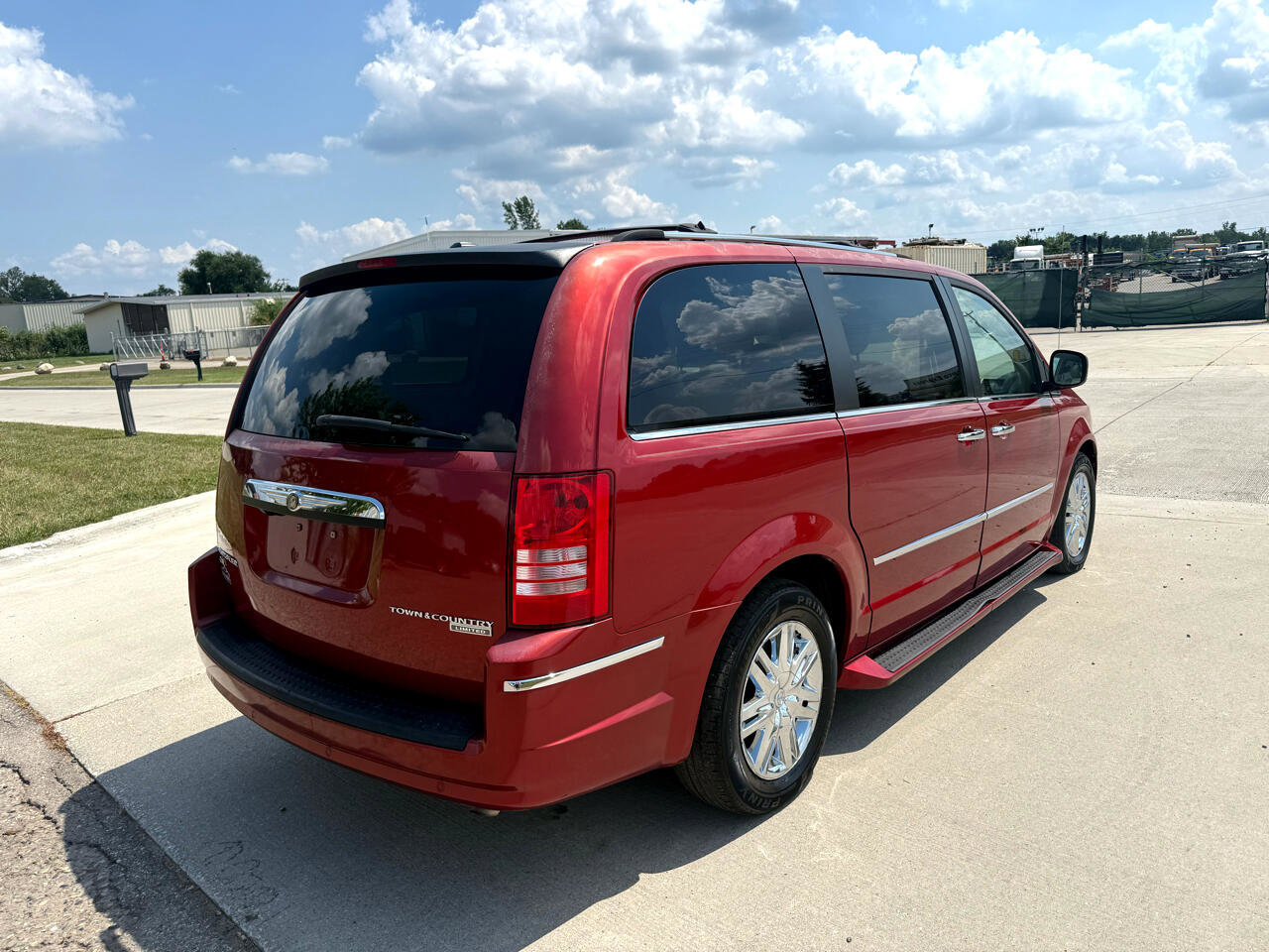 Used 2009 Chrysler Town & Country Limited w/ Entertainment Group #3 image 3