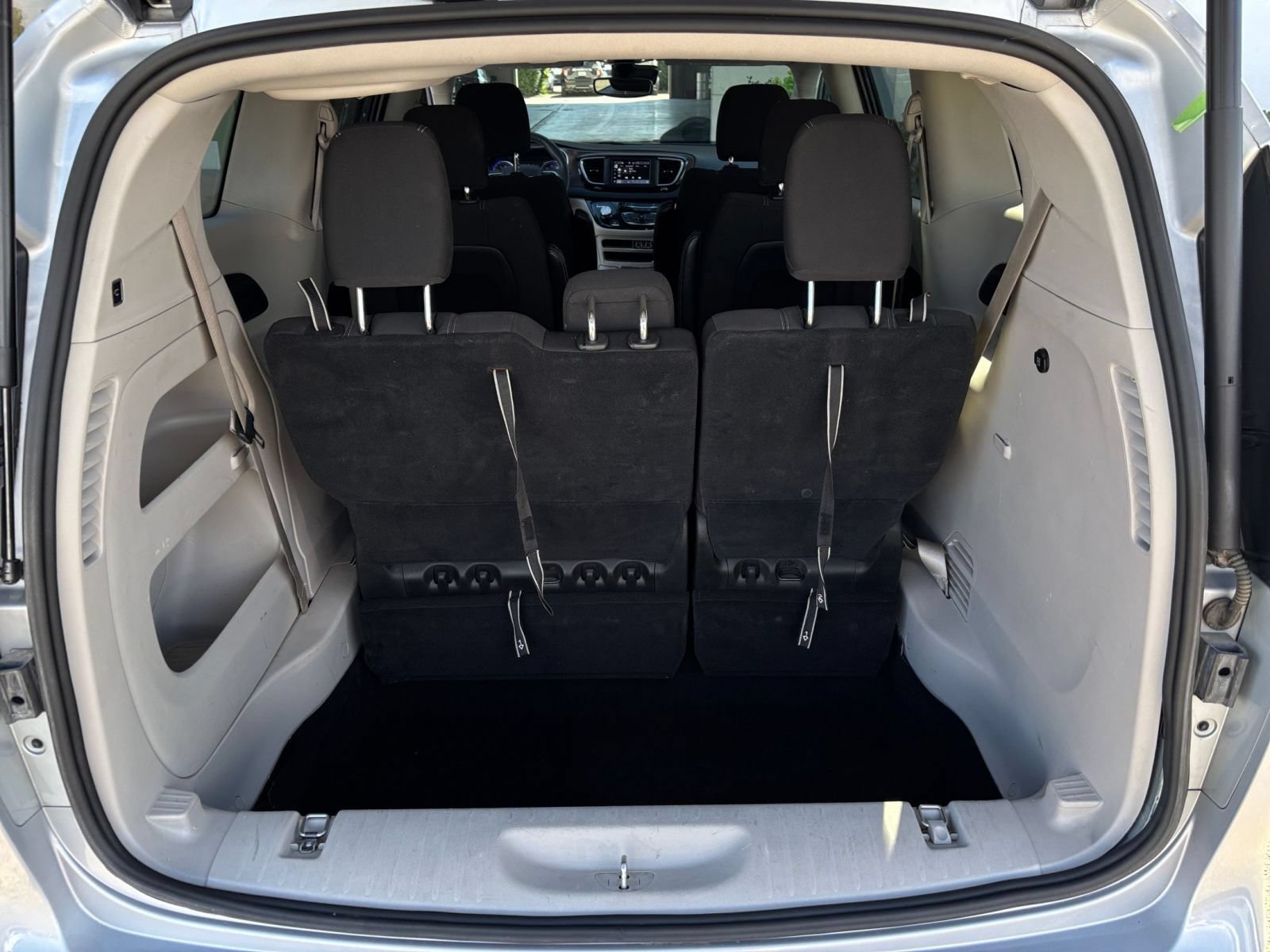 Used 2023 Chrysler Voyager LX FWD image 33