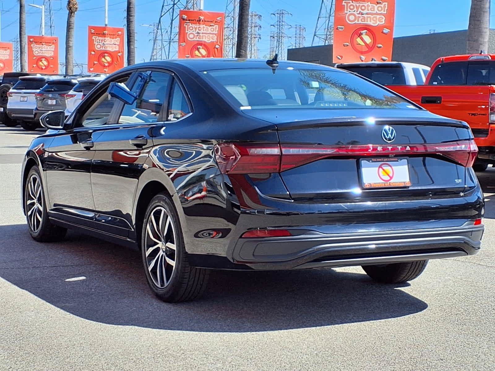 Used 2025 Volkswagen Jetta SE FWD image 4