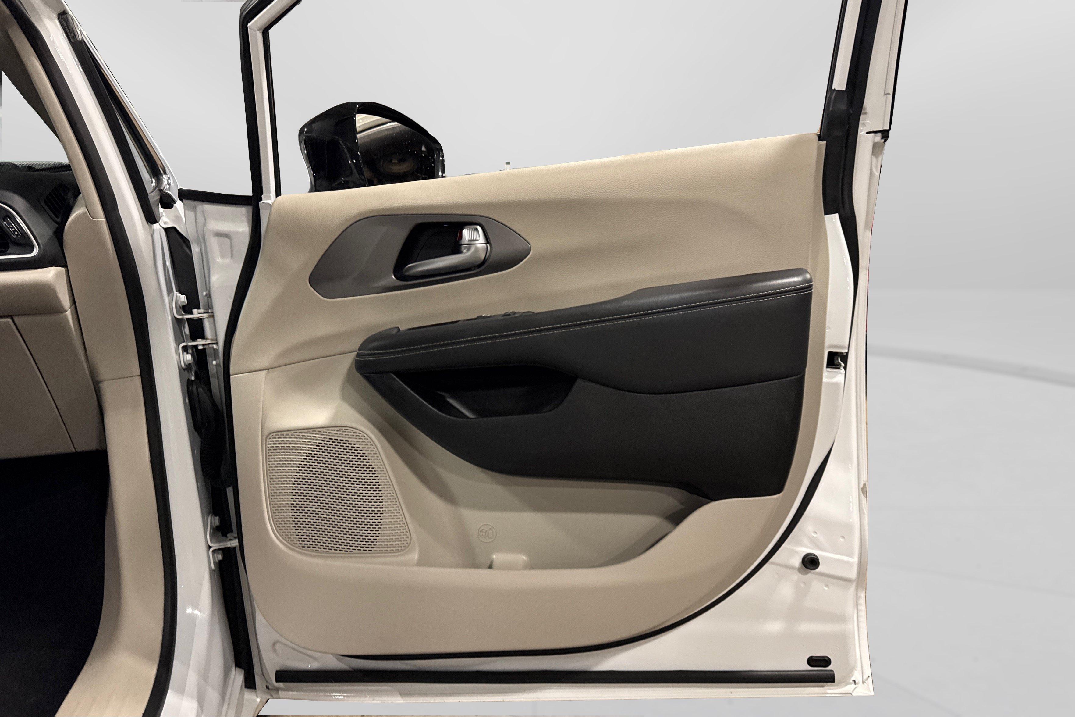 Used 2024 Chrysler Pacifica Touring-L FWD image 41