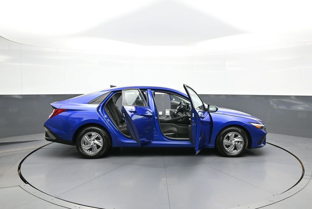 Used 2025 Hyundai Elantra SE FWD image 40