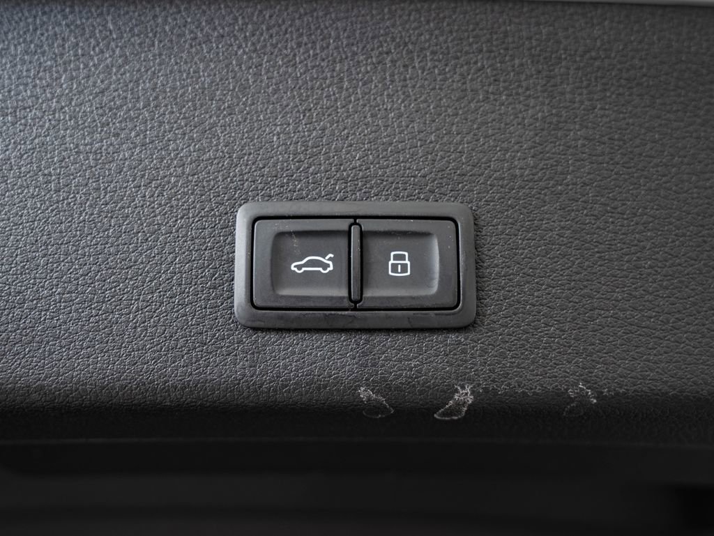 Used 2022 Audi e-tron Premium Plus w/ Premium Plus Package image 22