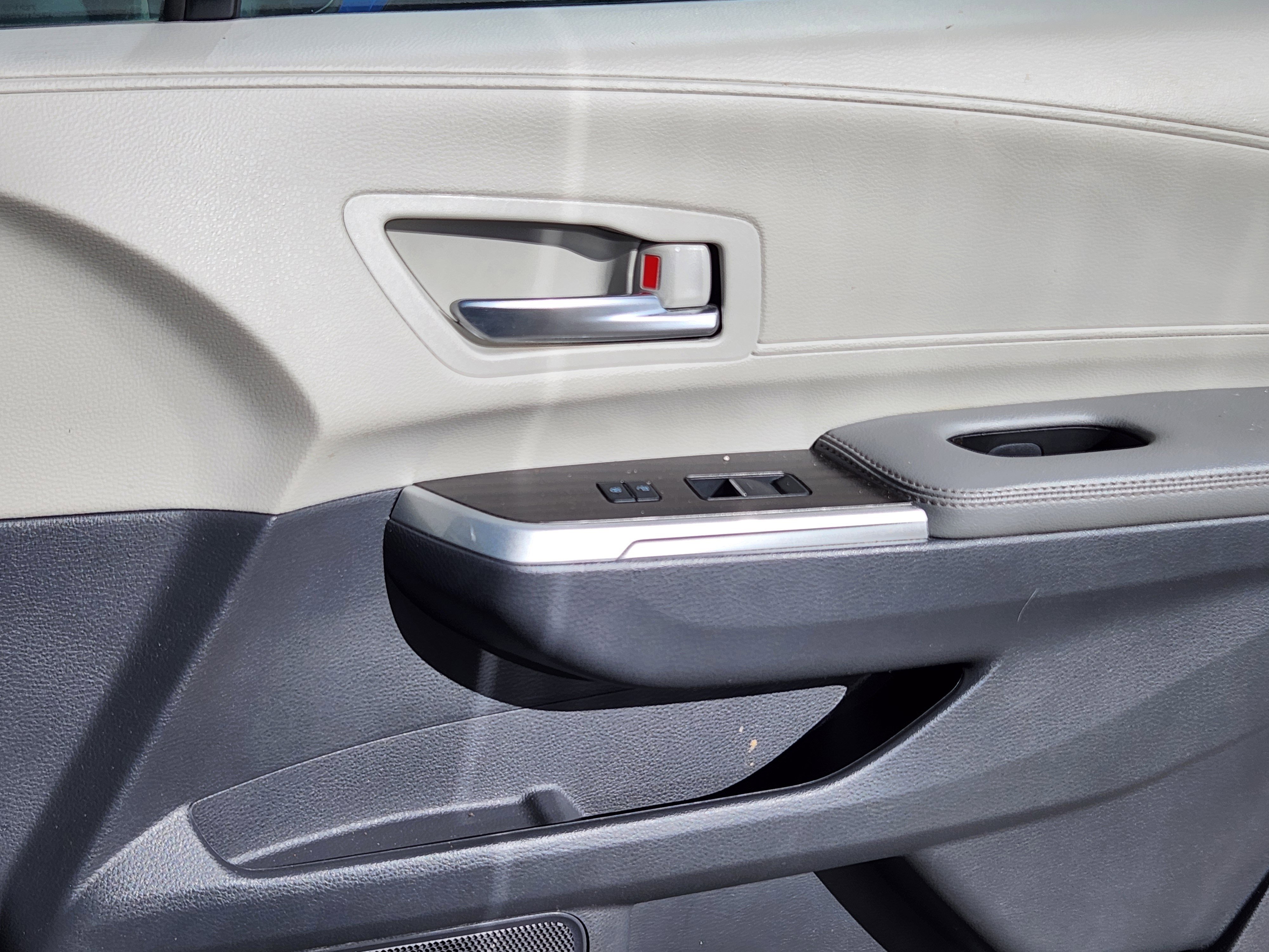 Used 2023 Toyota Sienna Limited image 15