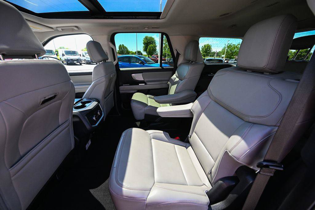 Certified 2025 Ford Expedition Active AWD/4WD image 23