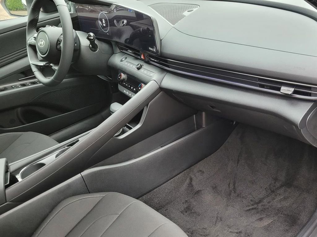 New 2025 Hyundai Elantra SEL FWD image 9