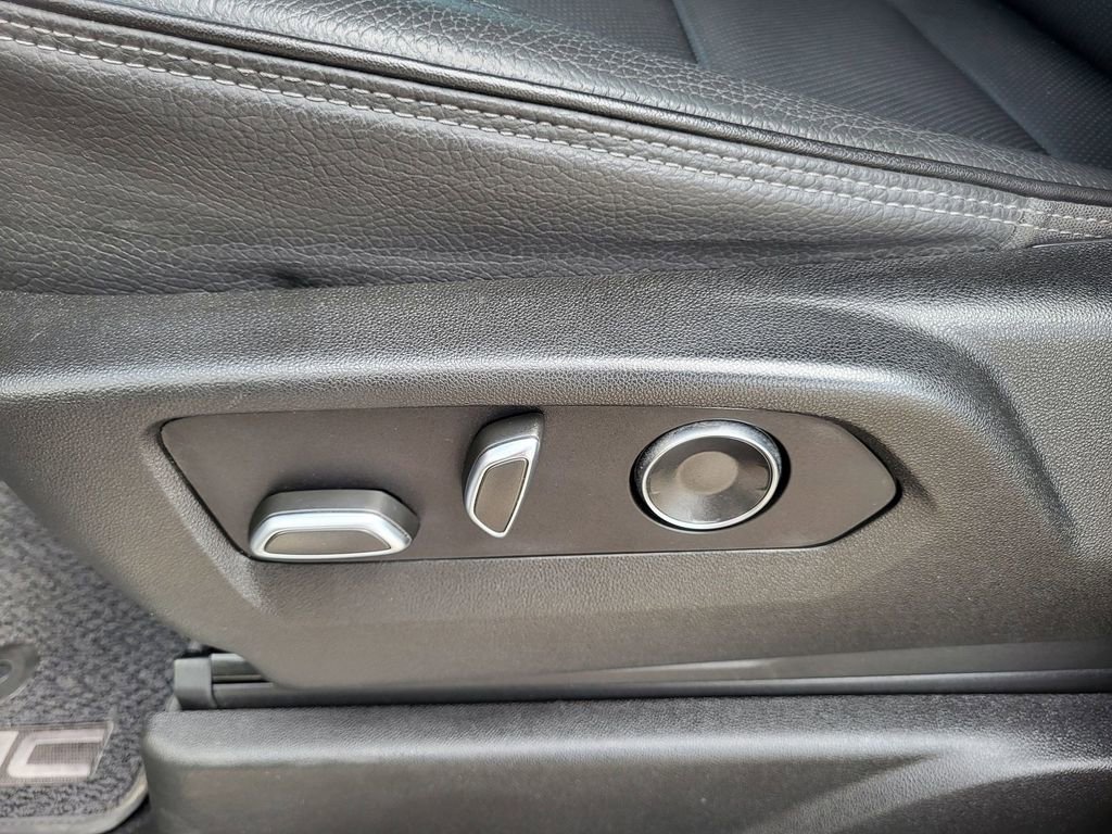 Used 2021 GMC Yukon Denali w/ Denali Premium Package image 11