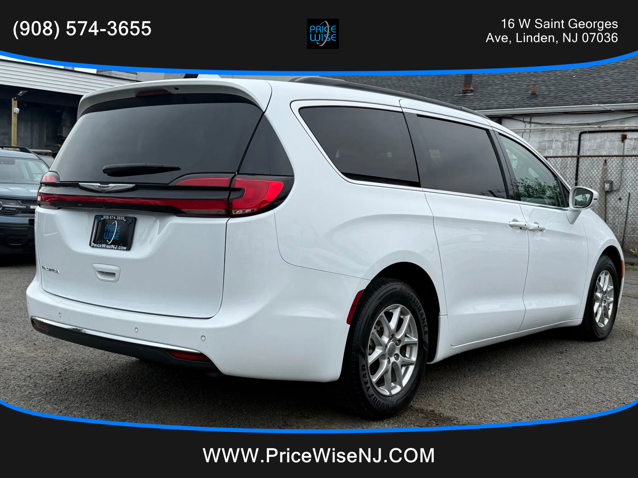 Used 2022 Chrysler Pacifica Touring-L image 6