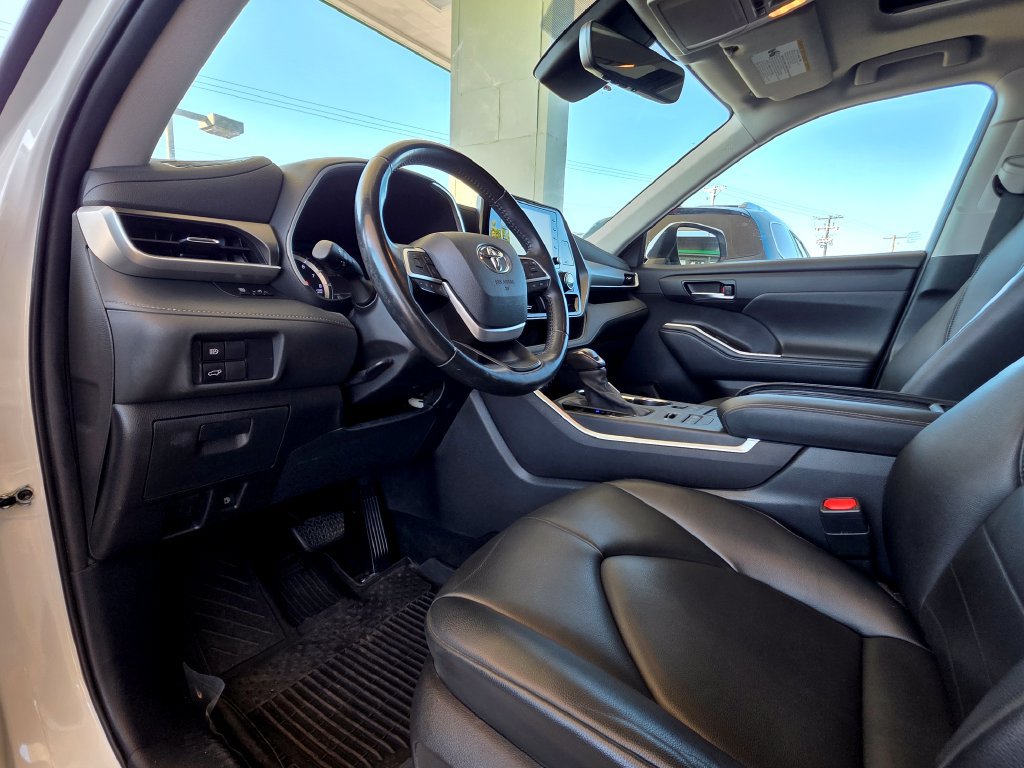 Used 2022 Toyota Highlander XLE AWD/4WD image 12