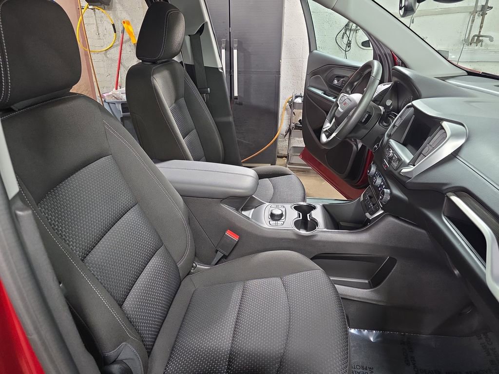 Used 2024 GMC Terrain SLE w/ Driver Convenience Package image 10