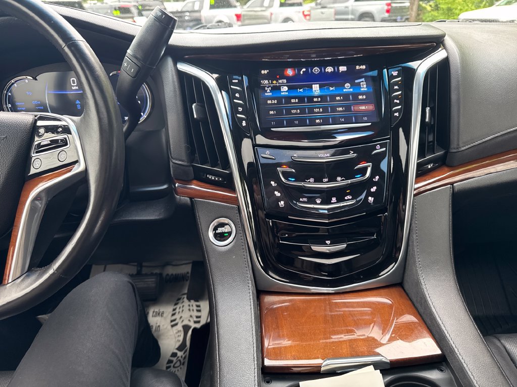 Used 2017 Cadillac Escalade Luxury AWD/4WD image 21