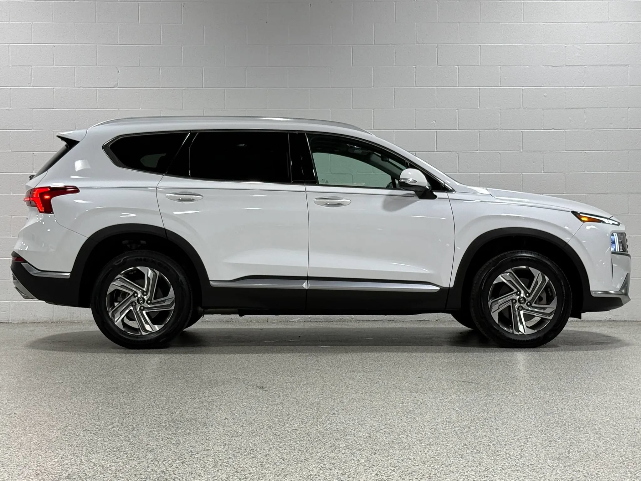 Used 2022 Hyundai Santa Fe SEL w/ Convenience + Premium Package AWD/4WD image 5