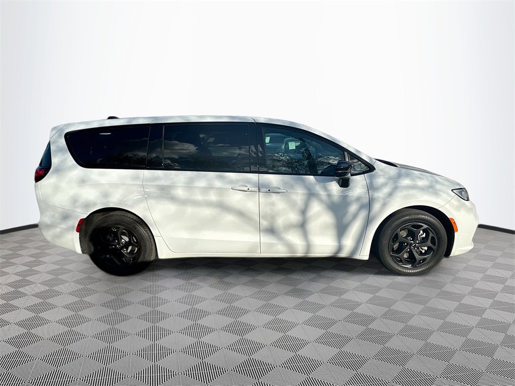 Used 2023 Chrysler Pacifica Limited w/ Uconnect Theater Family Group image 5