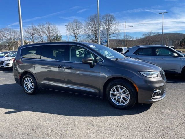 Used 2023 Chrysler Pacifica Touring-L image 2