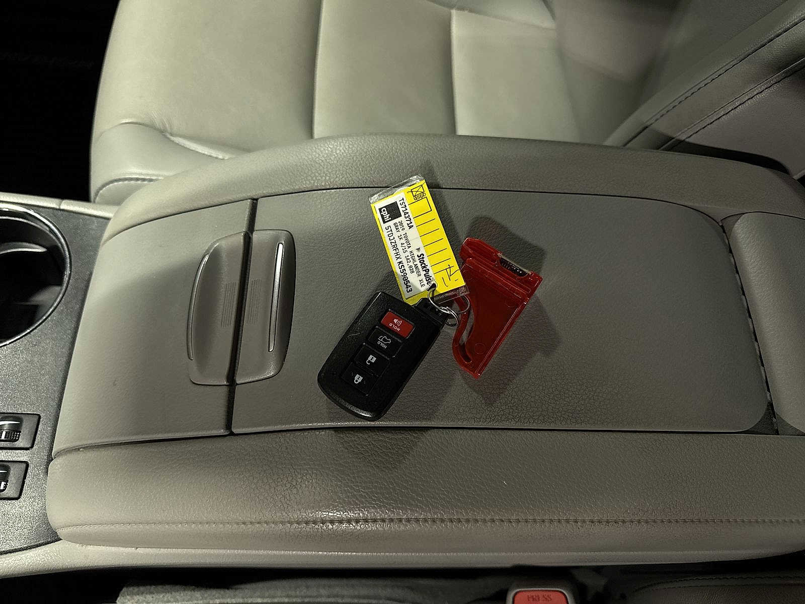 Used 2019 Toyota Highlander XLE AWD/4WD image 33