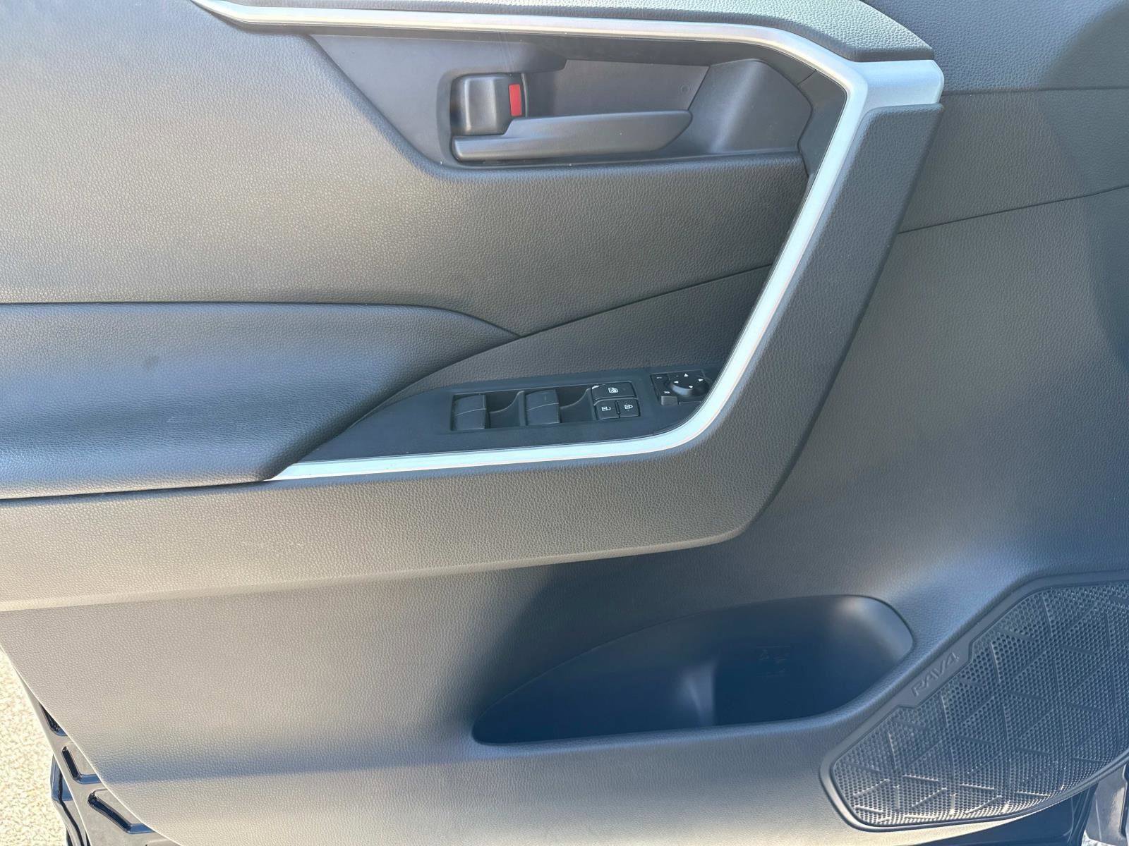 Used 2021 Toyota RAV4 SE image 17