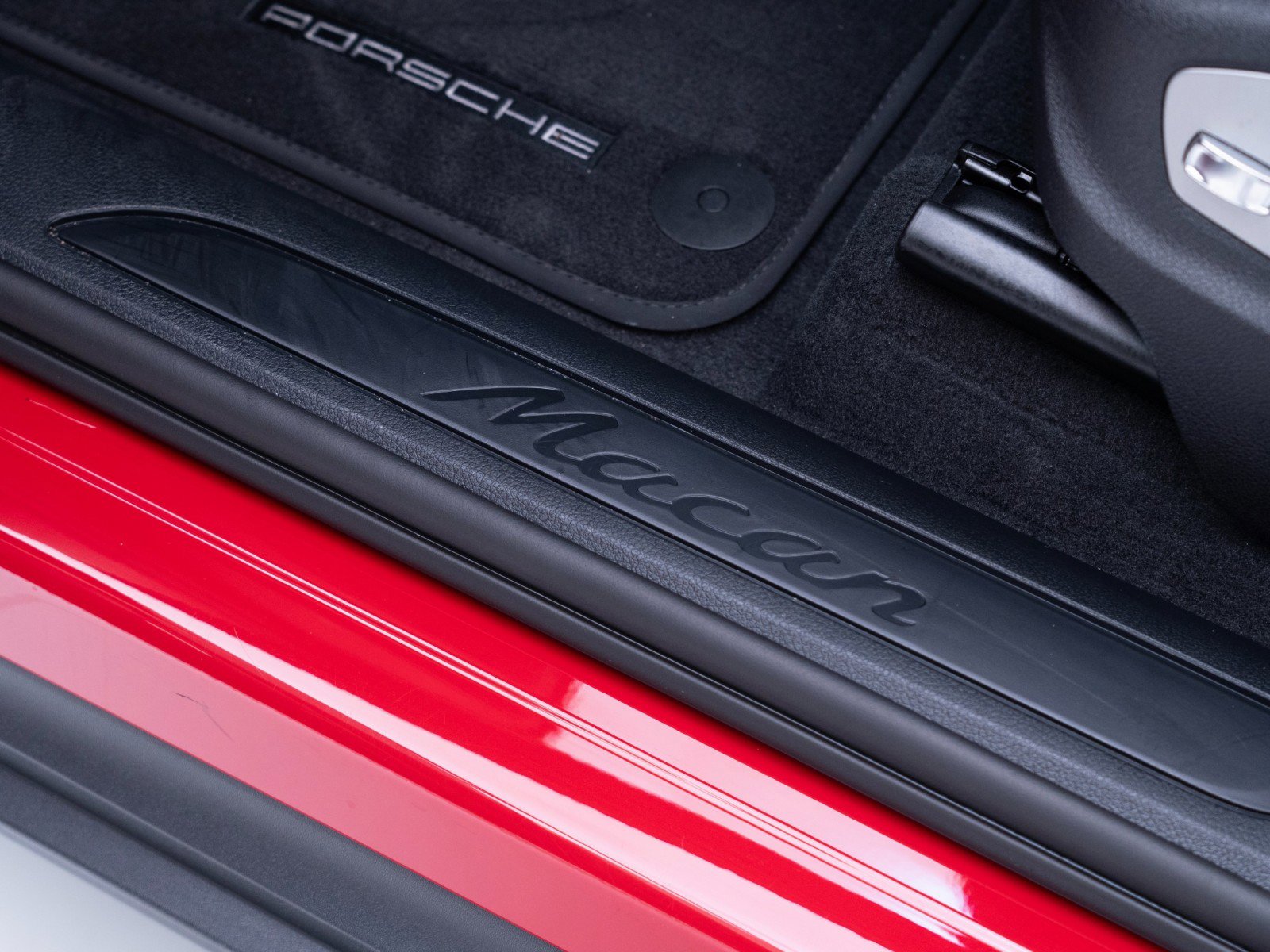 Certified 2025 Porsche Macan image 14