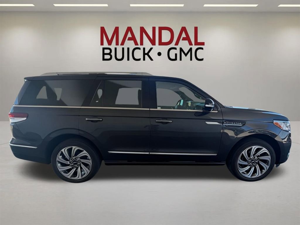 Used 2023 Lincoln Navigator Reserve AWD/4WD image 4