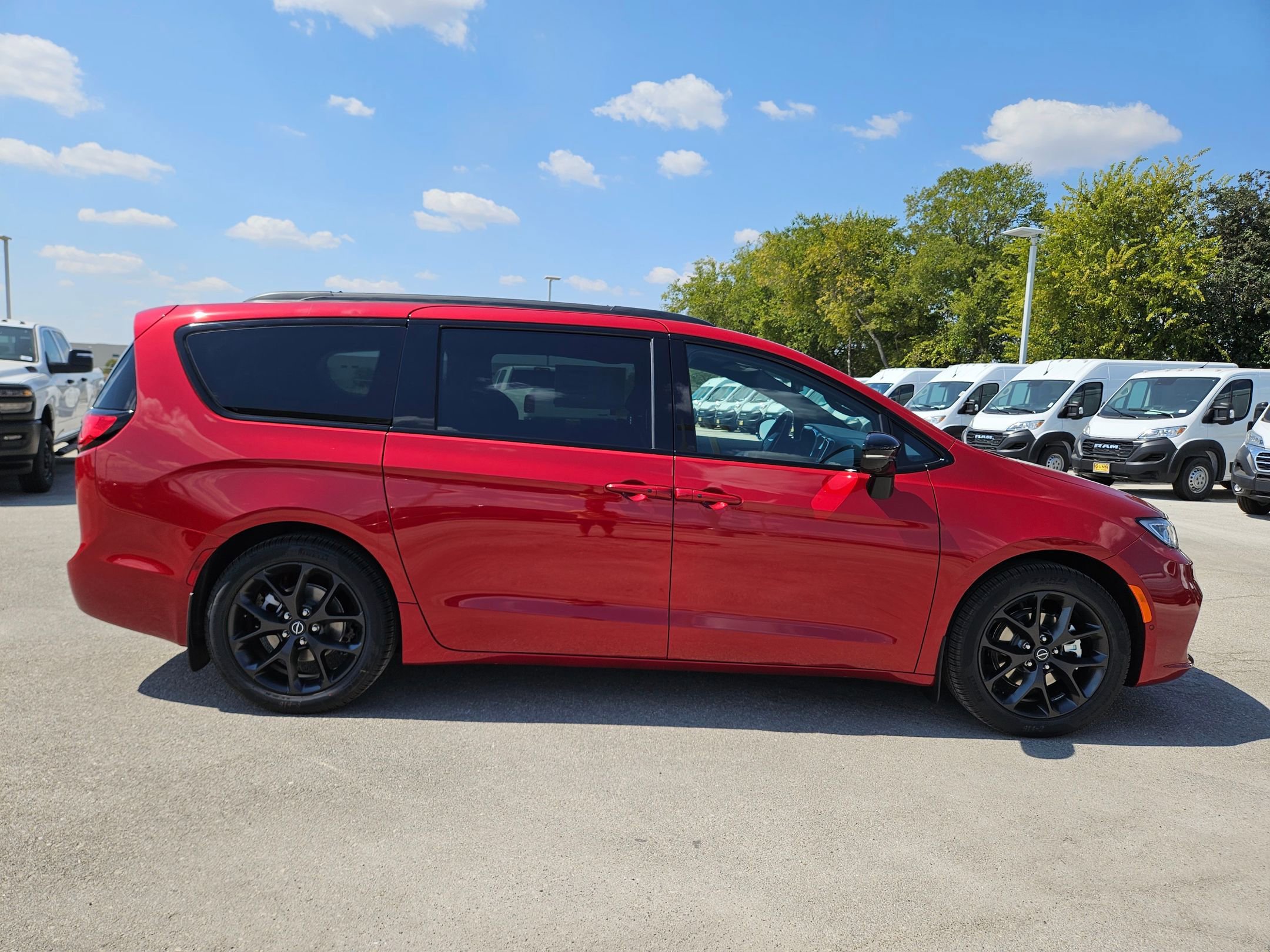 New 2026 Chrysler Pacifica Limited w/ S Appearance Package image 2