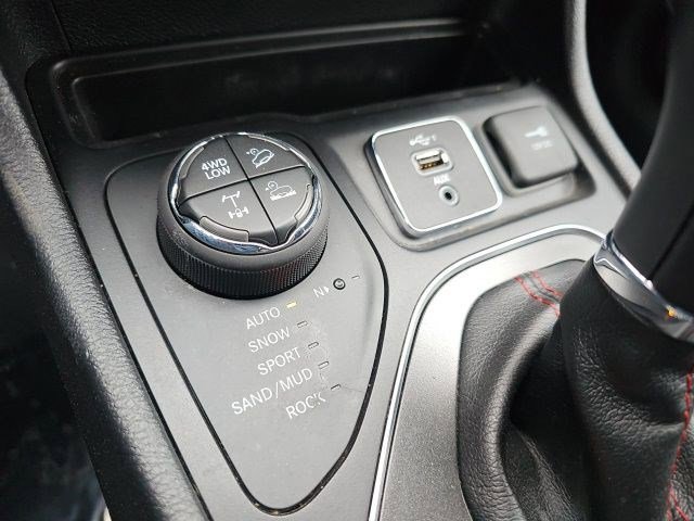 Used 2020 Jeep Cherokee Trailhawk w/ Comfort/Convenience Group image 25