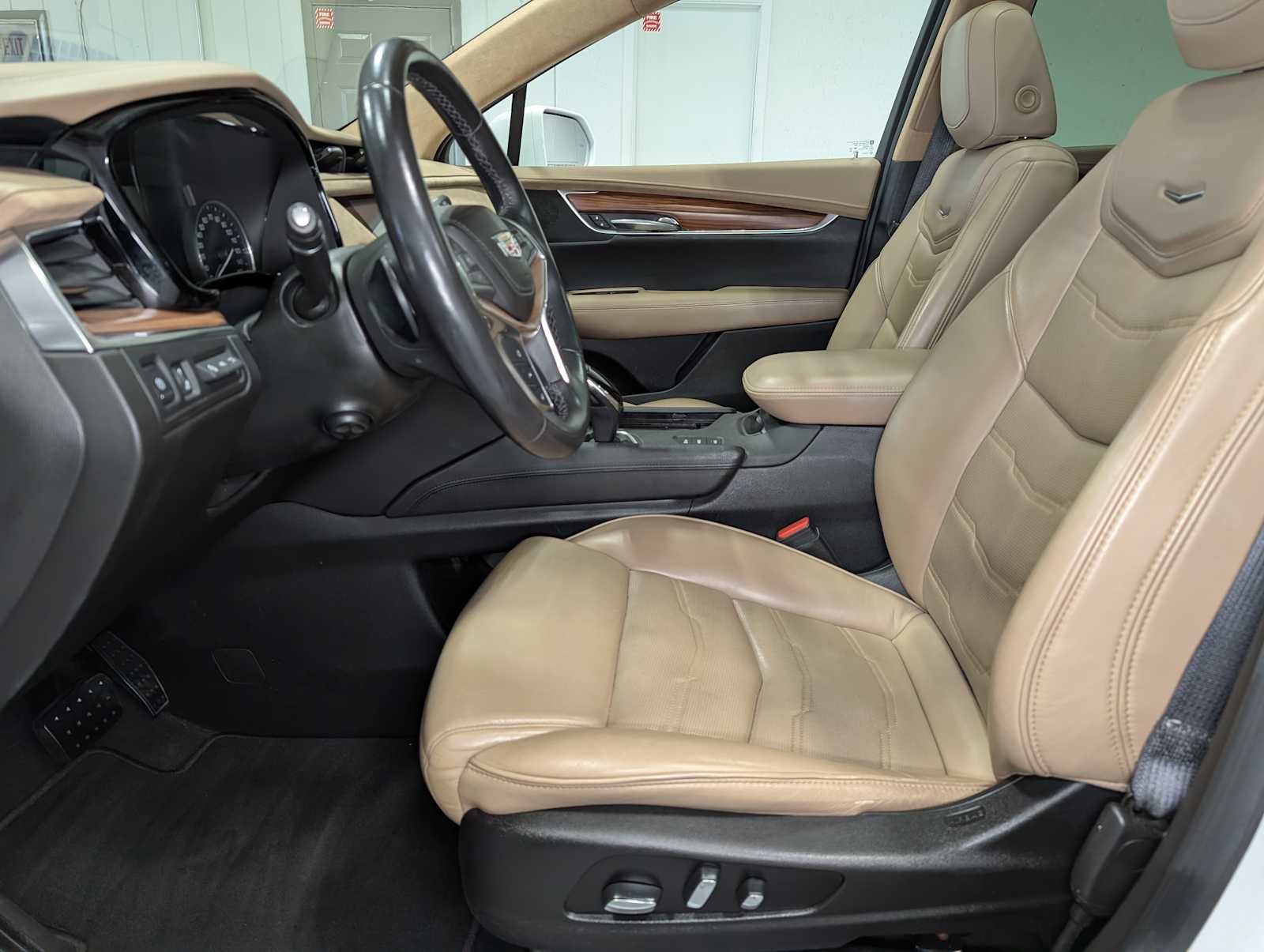 Used 2018 Cadillac XT5 Platinum w/ Driver Assist Package AWD/4WD image 4