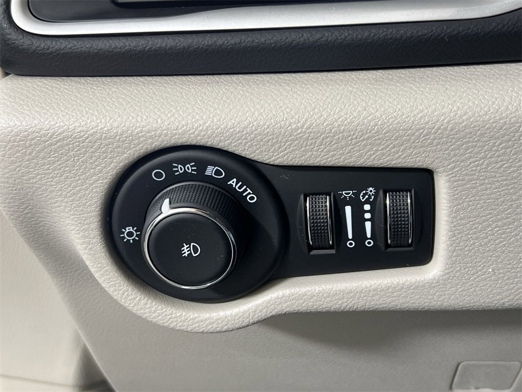 Used 2024 Chrysler Pacifica Touring-L image 19