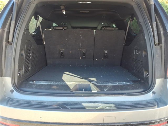 Used 2024 Chevrolet Suburban Z71 w/ Luxury Package image 8