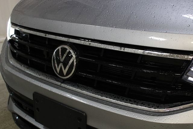 Certified 2023 Volkswagen Tiguan SE R-Line image 33