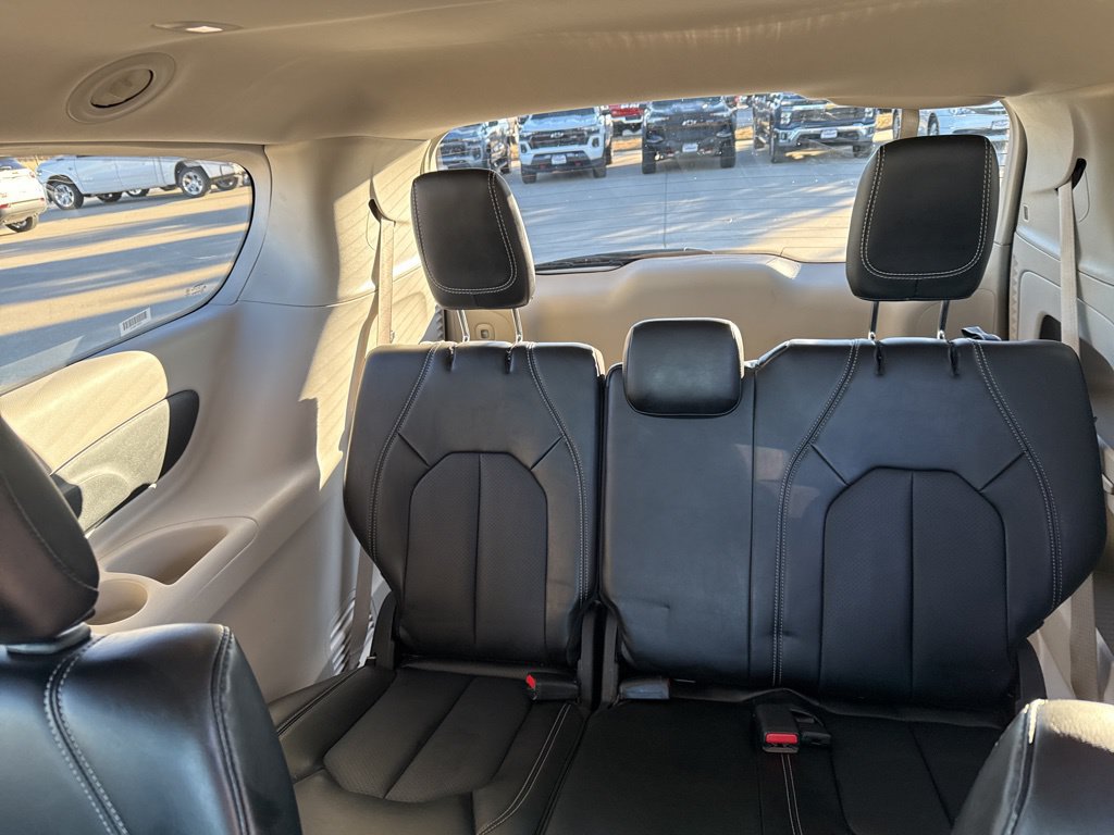 Used 2024 Chrysler Pacifica Touring-L FWD image 16