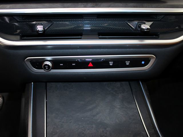 Used 2024 BMW X7 xDrive40i w/ Premium Package image 16