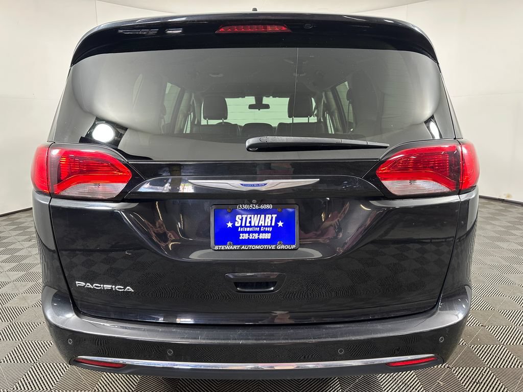 Used 2018 Chrysler Pacifica Touring-L FWD image 4