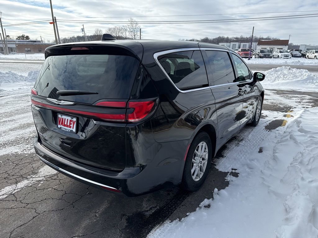 Used 2024 Chrysler Pacifica Touring-L image 11