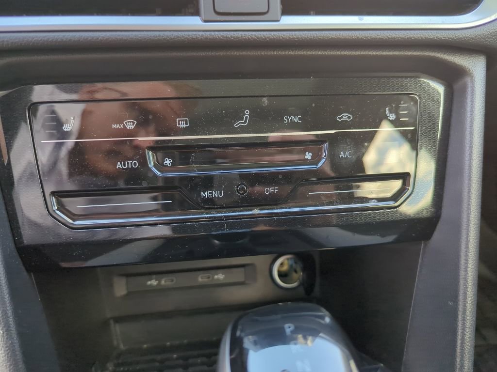 Used 2025 Volkswagen Taos SE w/ Panoramic Sunroof Package FWD image 8