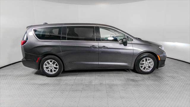Used 2023 Chrysler Pacifica Touring-L FWD image 9
