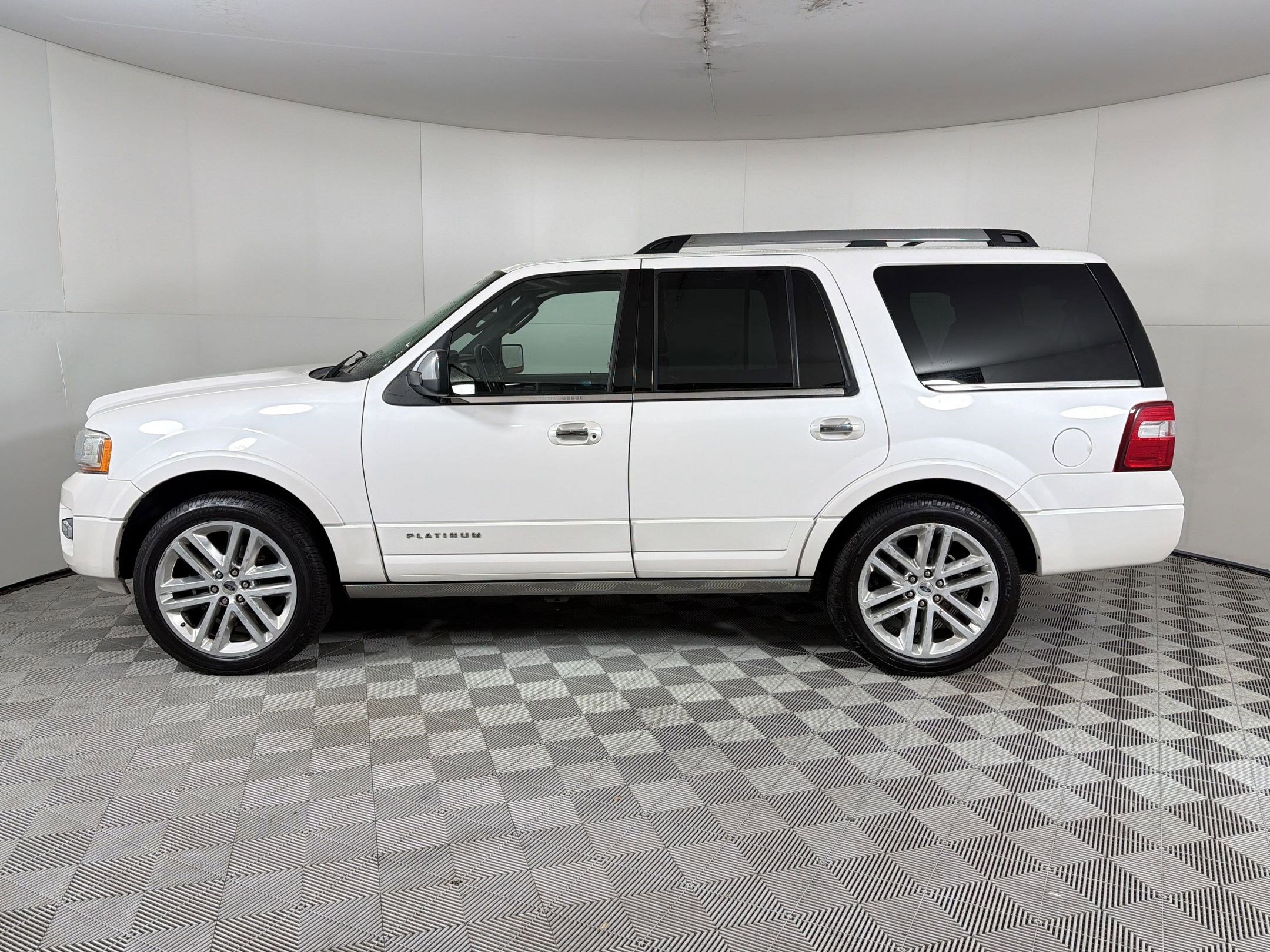 Used 2015 Ford Expedition Platinum image 2