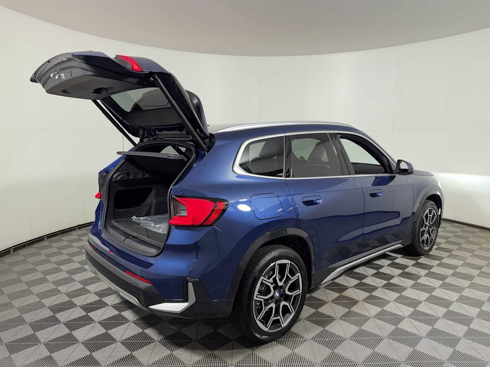 Used 2025 BMW X1 xDrive28i w/ Premium Package image 23