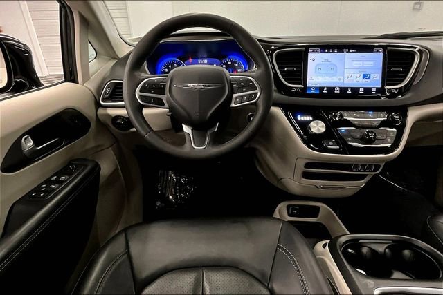 Used 2024 Chrysler Pacifica Touring-L image 6